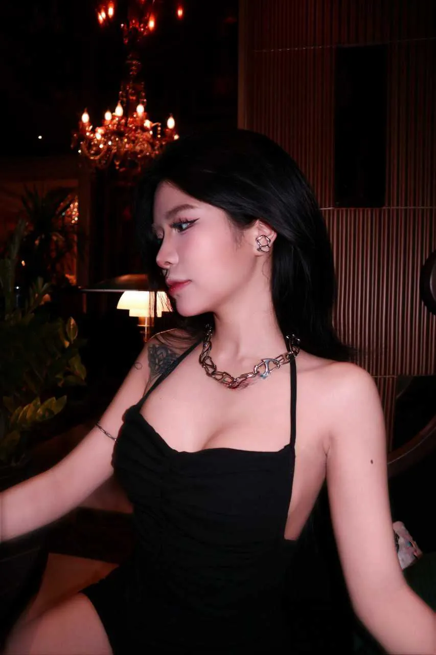 team_woman_black_dress_longhair_tattoo_necklace_da_1760348380533.jpg